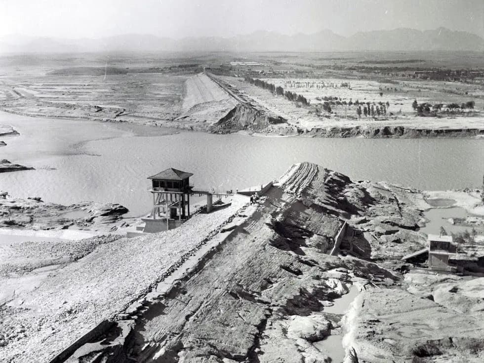 <em>Presa de Banqiao tras la catástrofe. (Dominio público).</em>