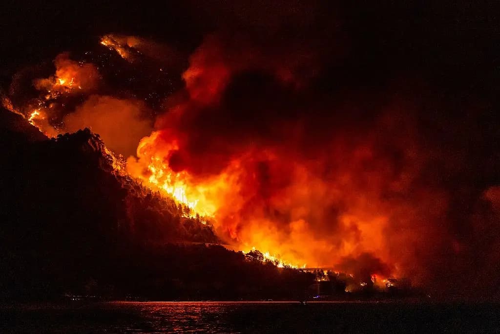 <em>Esta fotografía muestra una zona boscosa envuelta en llamas durante un voraz incendio forestal cerca de la ciudad de Omis, a unos 30 kilómetros al sur de Split, el 14 de agosto de 2026. Los bomberos croatas lucharon durante la noche contra "uno de los peores" incendios forestales en la historia del país, según informaron las autoridades el 14 de agosto de 2026. (Miroslav Lelas/AFP vía Getty Images).</em>