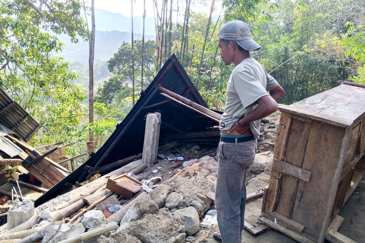 Un hombre examina los daños en un edificio tras un terremoto en Manggarai Oriental, provincia de Nusa Tenggara Oriental, Indonesia, el 15 de agosto de 2026. (Kurniawan/AP Photo)