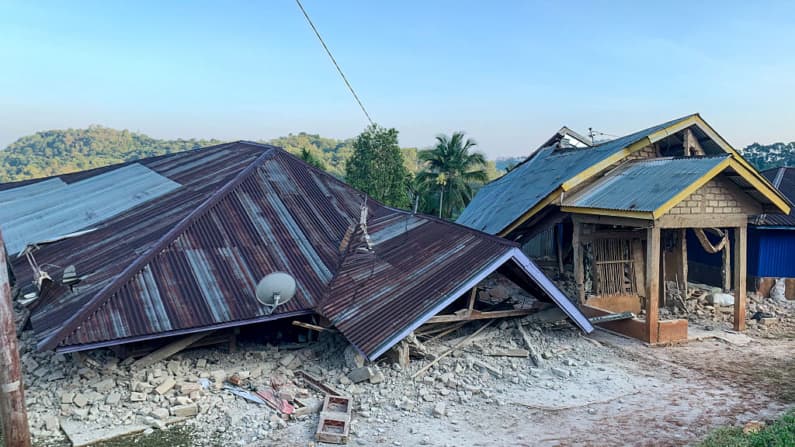 <em>Casas dañadas tras un terremoto de magnitud 7.7 en Ruteng, Manggarai, Nusa Tenggara Oriental, el 15 de agosto de 2026. Un fuerte terremoto de magnitud 7.7 sacudió la zona frente a la isla de Flores, en el este de Indonesia, a primera hora del 15 de agosto —según informaron el Servicio Geológico de Estados Unidos y las autoridades indonesias—, lo que provocó una alerta de tsunami y obligó a cientos de personas a evacuar. (SELO / AFP vía Getty Images)</em>