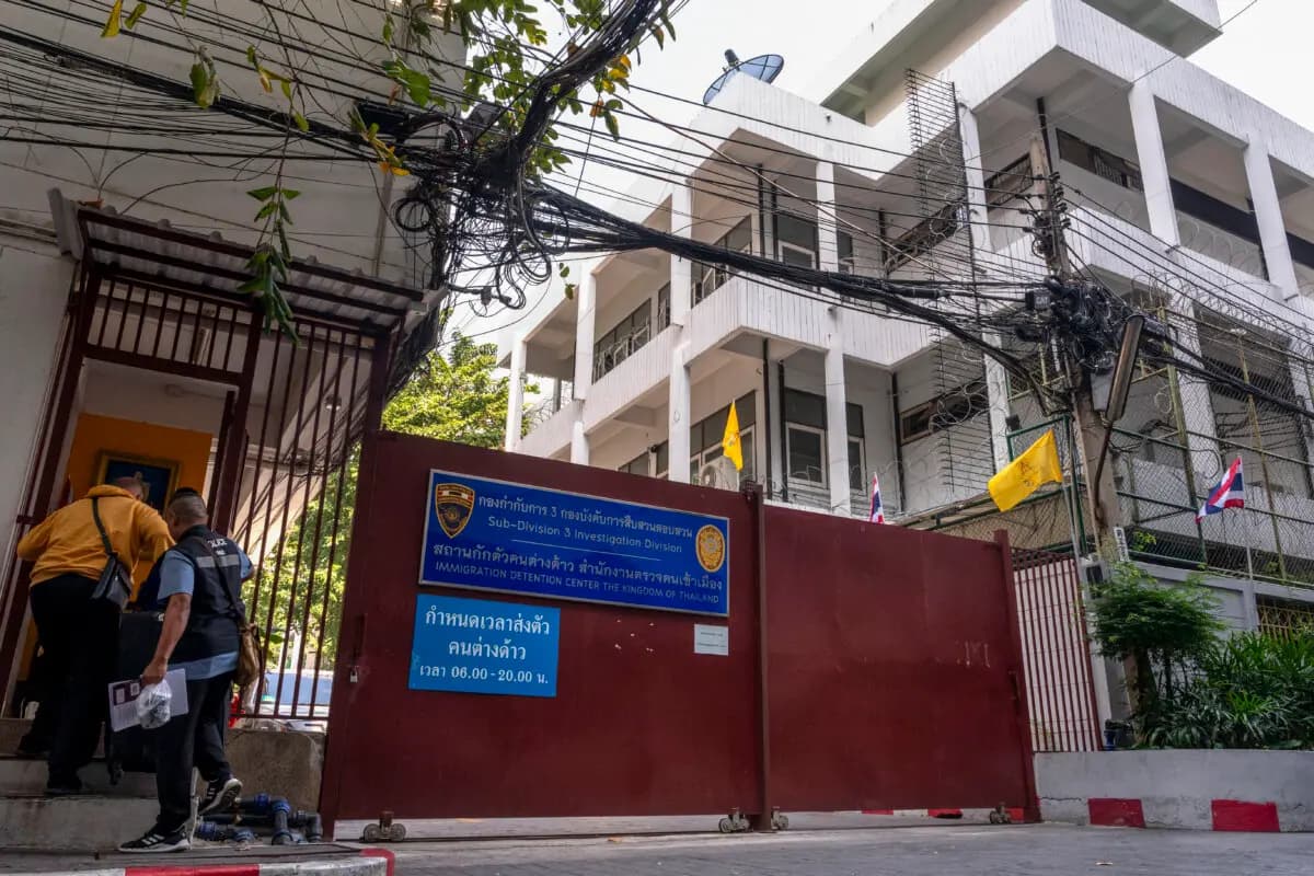 La policía ingresa a un centro de detención migratoria en Bangkok el 22 de enero de 2025. Chanakarn (Laosarakham/AFP vía Getty Images)