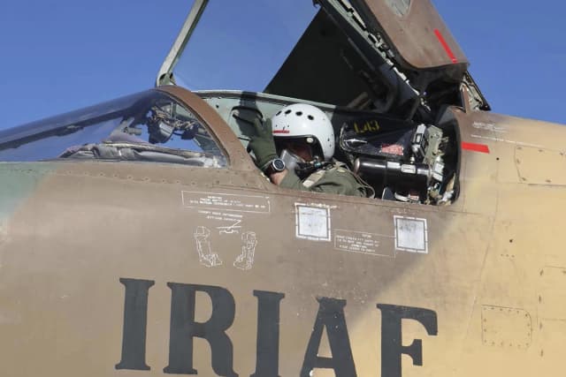 En esta fotografía publicada por el sitio web oficial del Ejército iraní, un piloto hace un gesto durante un ejercicio de la fuerza aérea en Irán, el 21 de octubre de 2021. (Ejército iraní vía AP).
