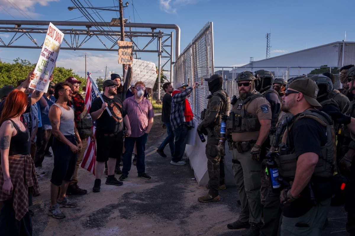 Manifestantes se enfrentan a agentes de ICE frente al Centro de Detención Migratoria Delaney Hall en Newark, Nueva Jersey, el 7 de junio de 2026. (Adam Gray/Getty Images)