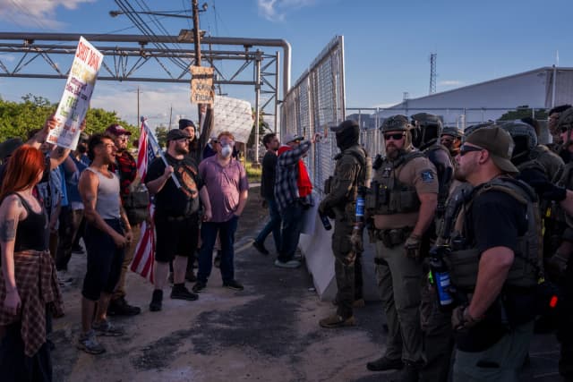 Manifestantes se enfrentan a agentes de ICE frente al Centro de Detención Migratoria Delaney Hall en Newark, Nueva Jersey, el 7 de junio de 2026. (Adam Gray/Getty Images)