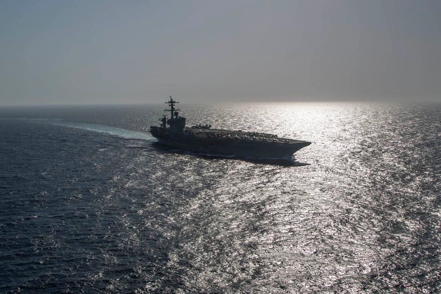 Desde el USS Lincoln, el jefe del CENTCOM reconoce el desempeño de sus marinos