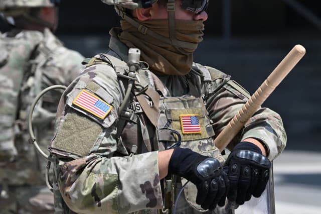 Un miembro de la Guardia Nacional de EE. UU. en labores de seguridad. (ROBYN BECK/AFP via Getty Images)