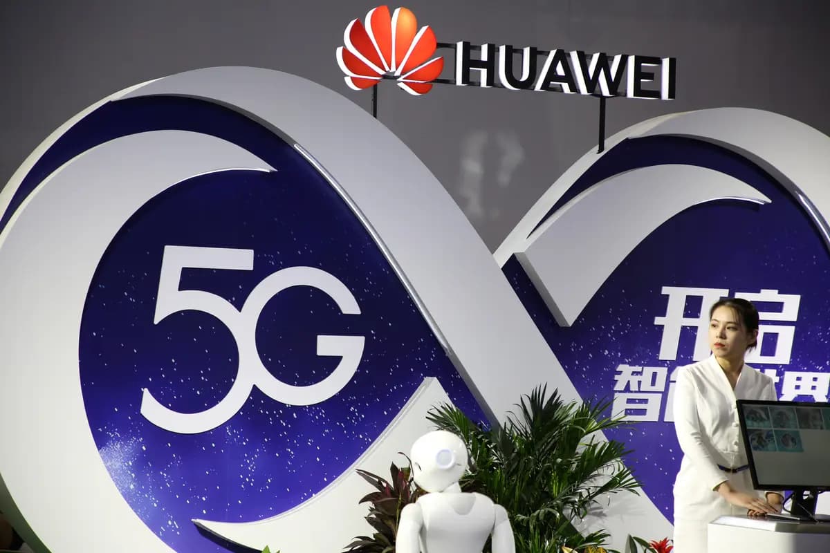 Una mujer se encuentra en el stand de Huawei dedicado a la tecnología 5G en la PT Expo de Beijing el 28 de septiembre de 2018. (Reuters)