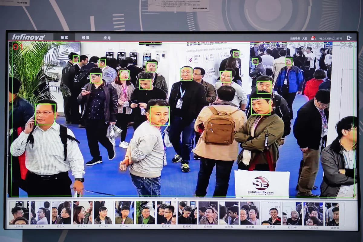 Una pantalla muestra a los visitantes siendo filmados por cámaras de seguridad con IA (inteligencia artificial) y tecnología de reconocimiento facial en la 14.ª Exposición Internacional de China sobre Seguridad Pública, celebrada en el Centro Internacional de Exposiciones de China en Pekín el 24 de octubre de 2018. (Nicolas Asfouri /AFP vía Getty Images)