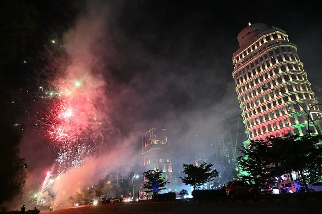 Los fuegos artificiales estallan sobre Islamabad como parte de las celebraciones que marcan la firma de un acuerdo trilateral de defensa entre Arabia Saudita, Pakistán y Turquía en Islamabad el 9 de agosto de 2026. (Aamir Qureshi/AFP vía Getty Images).