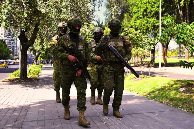 Soldados patrullan el Parque La Carolina, en el norte de Quito, el 5 de agosto de 2026. (Rodrigo BUENDIA / AFP vía Getty Images)