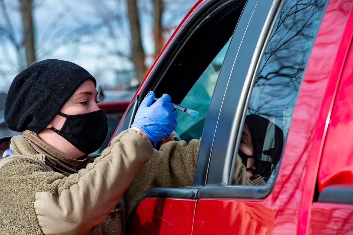Un especialista militar vacuna a un hombre en Londonderry, N.H., el 4 de febrero de 2021. (Joseph Prezioso/AFP vía Getty Images)