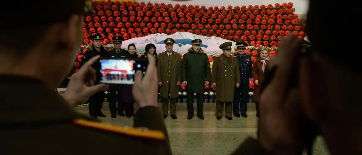 Soldados de Rusia, Irán, China y Corea del Norte posan para una foto frente a una exhibición durante una muestra de flores de 'Kimjongilia' en homenaje al difunto líder Kim Jong-Il, en Pyongyang, Corea del Norte, el 14 de febrero de 2019. (Ed Jones/AFP vía Getty Images)