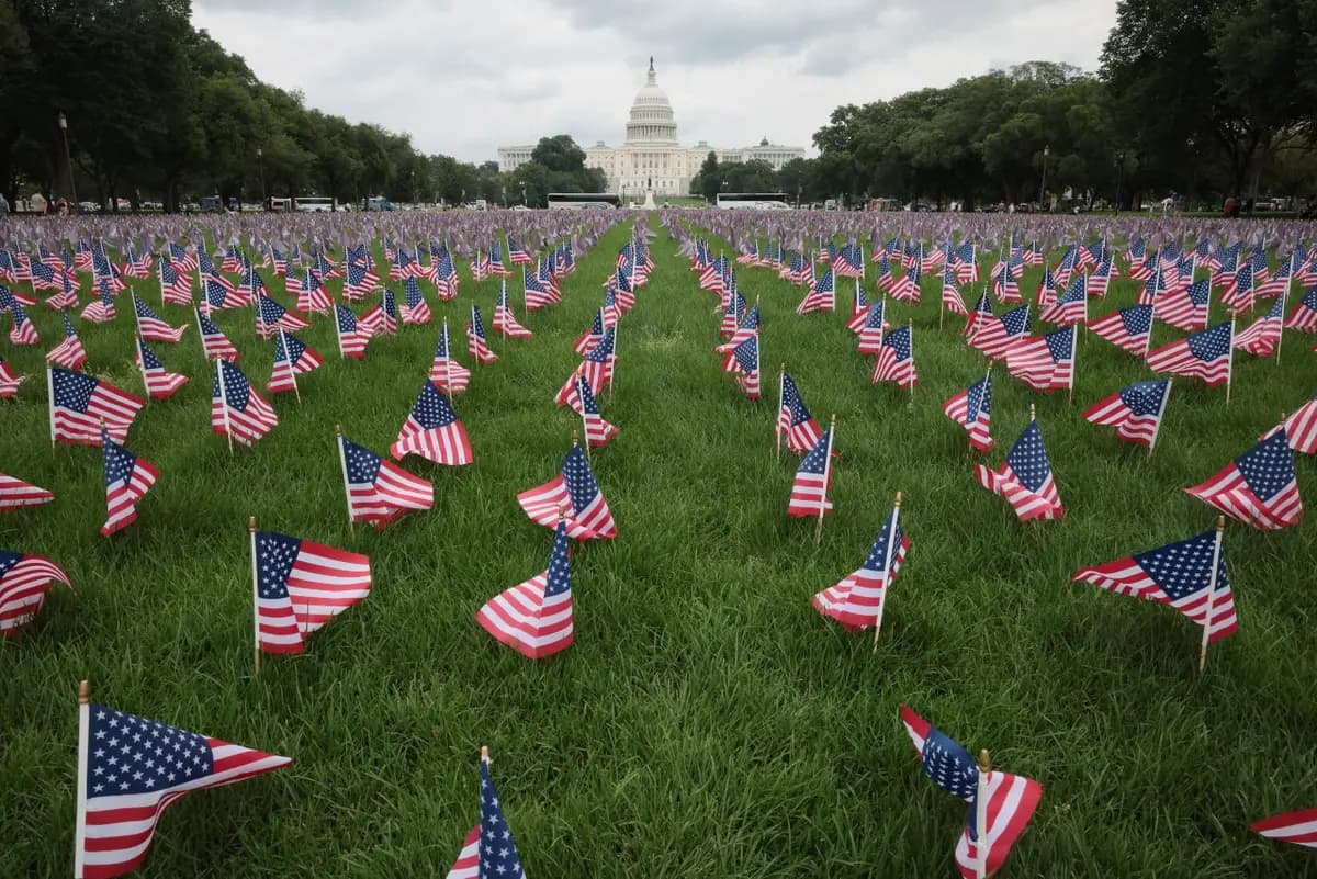 Banderas estadounidenses ondean en el césped del National Mall antes del desfile del 250 aniversario del Ejército de los Estados Unidos en Washington, el 14 de junio de 2025. (Kayla Bartkowski/Getty Images).