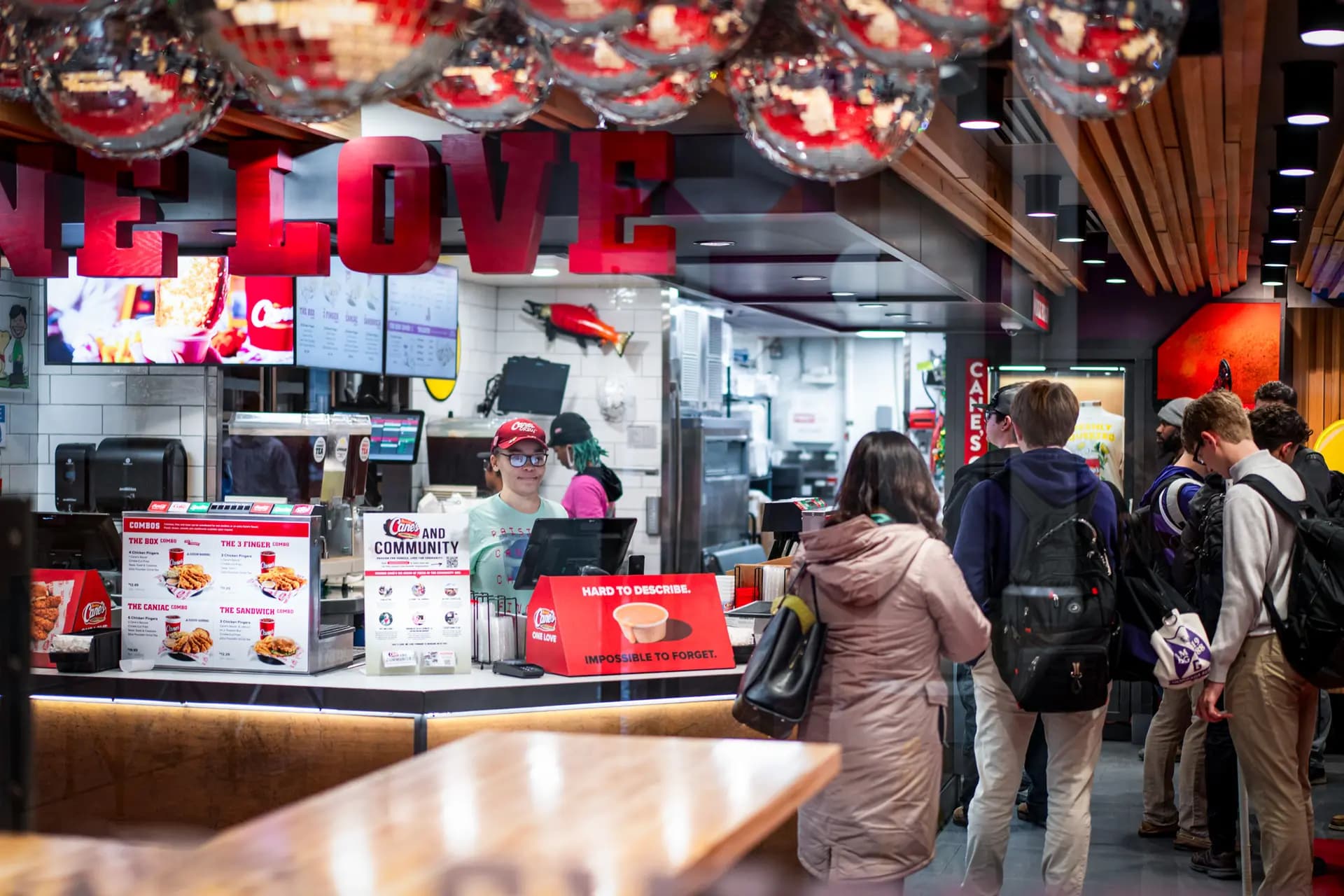 Preparando tiras de pollo en Raising Cane’s, en Washington, el 12 de marzo de 2026. El año 2025 está marcando un empeoramiento en el mercado laboral para los adolescentes estadounidenses que buscan trabajo de verano. (Madalina Kilroy/The Epoch Times).