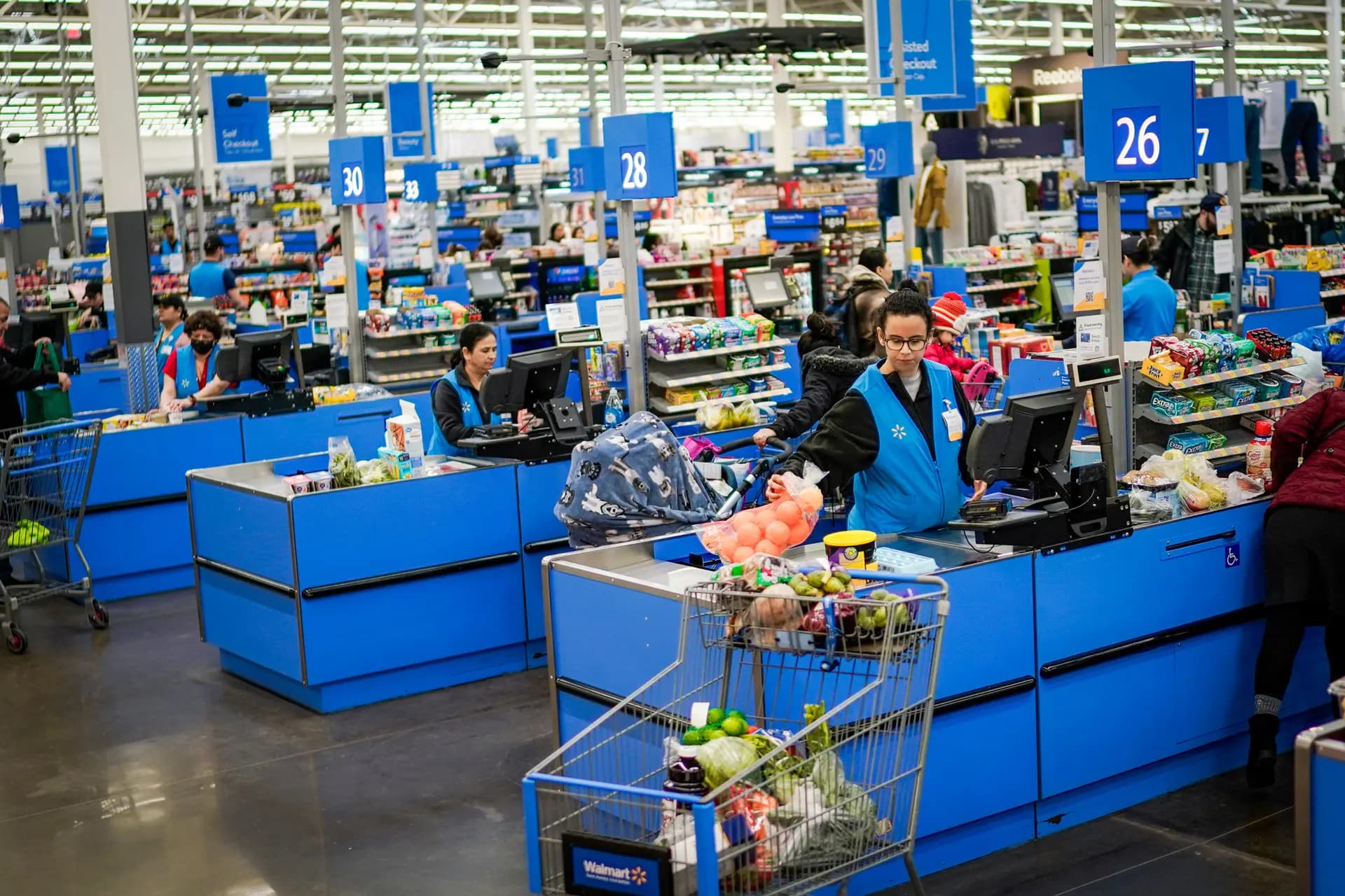 Los cajeros procesan compras en un Walmart Supercenter en North Bergen, Nueva Jersey, el 9 de febrero de 2023. (Eduardo Muñoz Álvarez, Foto de archivo/AP).