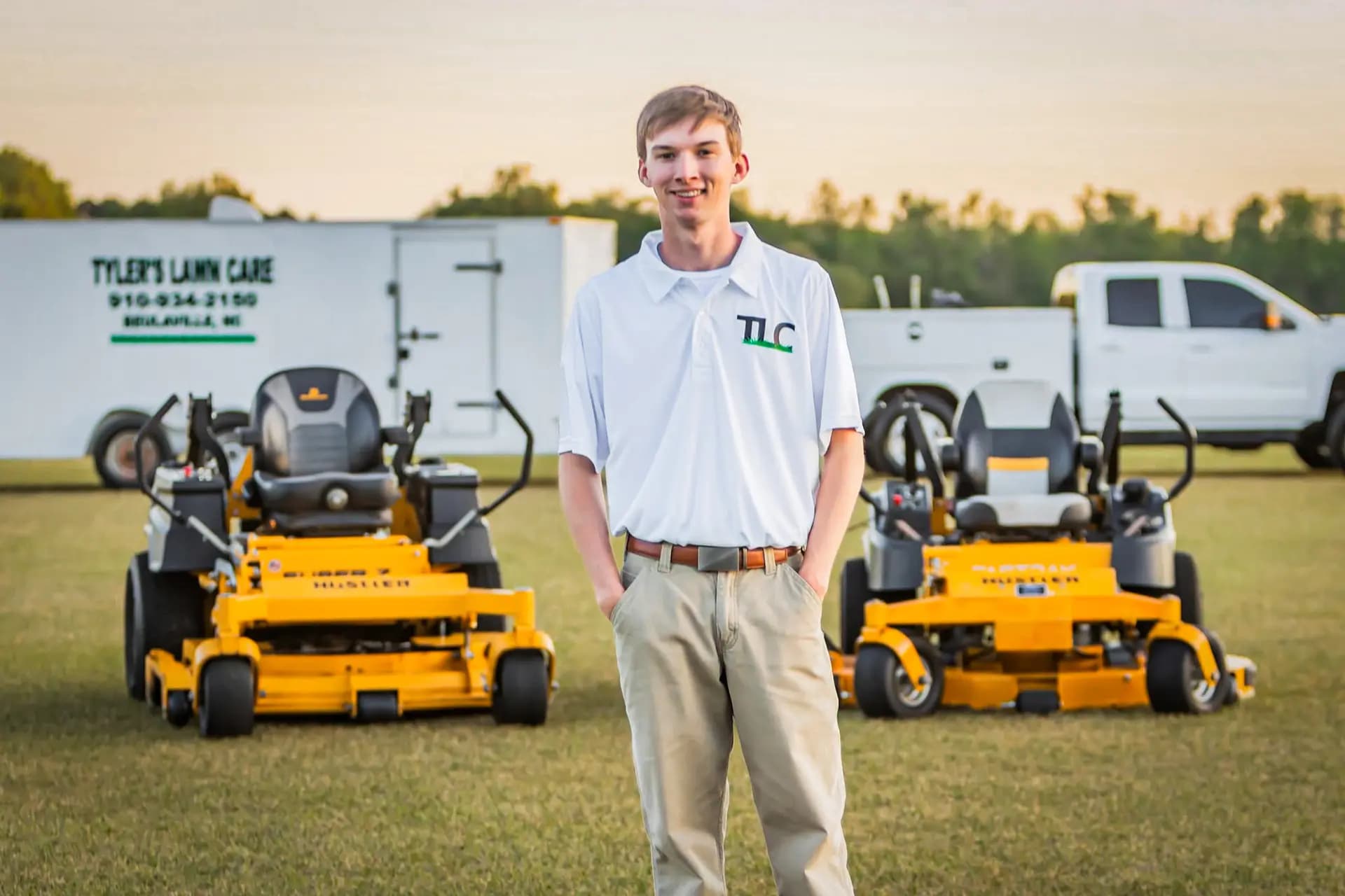 Tyler Brock, de 18 años, es el propietario de Tyler's Lawn Care en el condado de Duplin, Carolina del Norte, el 21 de abril de 2026. A pesar del empeoramiento del mercado laboral para los adolescentes, está teniendo éxito en más de un sentido: recientemente compró una granja porcina en el condado de Duplin, Carolina del Norte. (Cortesía de Tyler Brock).