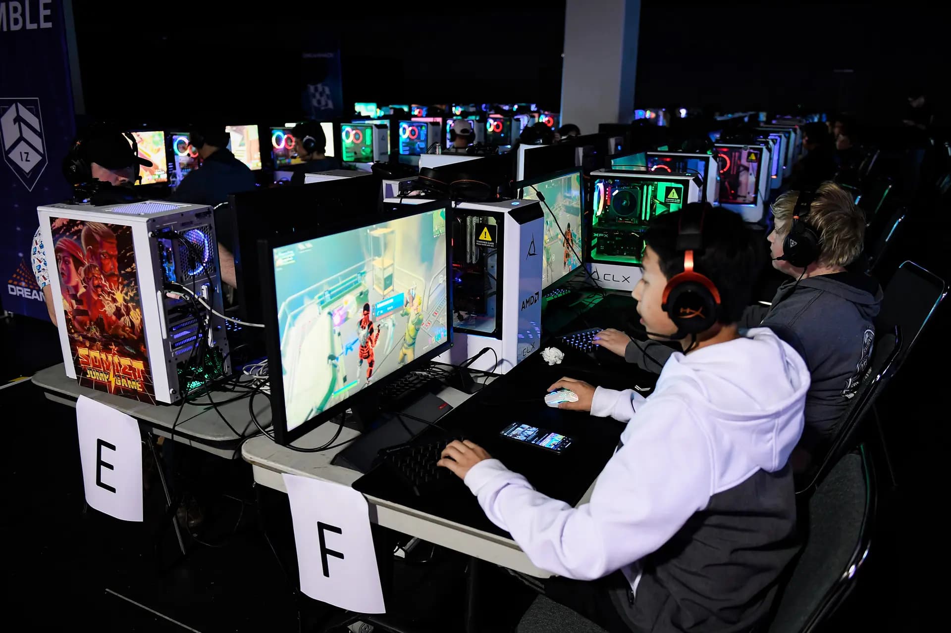 Los jugadores compiten durante el DreamHack Anaheim 2020 en el Centro de Convenciones de Anaheim, en Anaheim, California, el 23 de febrero de 2020. Según una encuesta de Pew Research de mayo de 2024, el 85 por ciento de los adolescentes indicaron que juegan videojuegos. (Kevork Djansezian/Getty Images).
