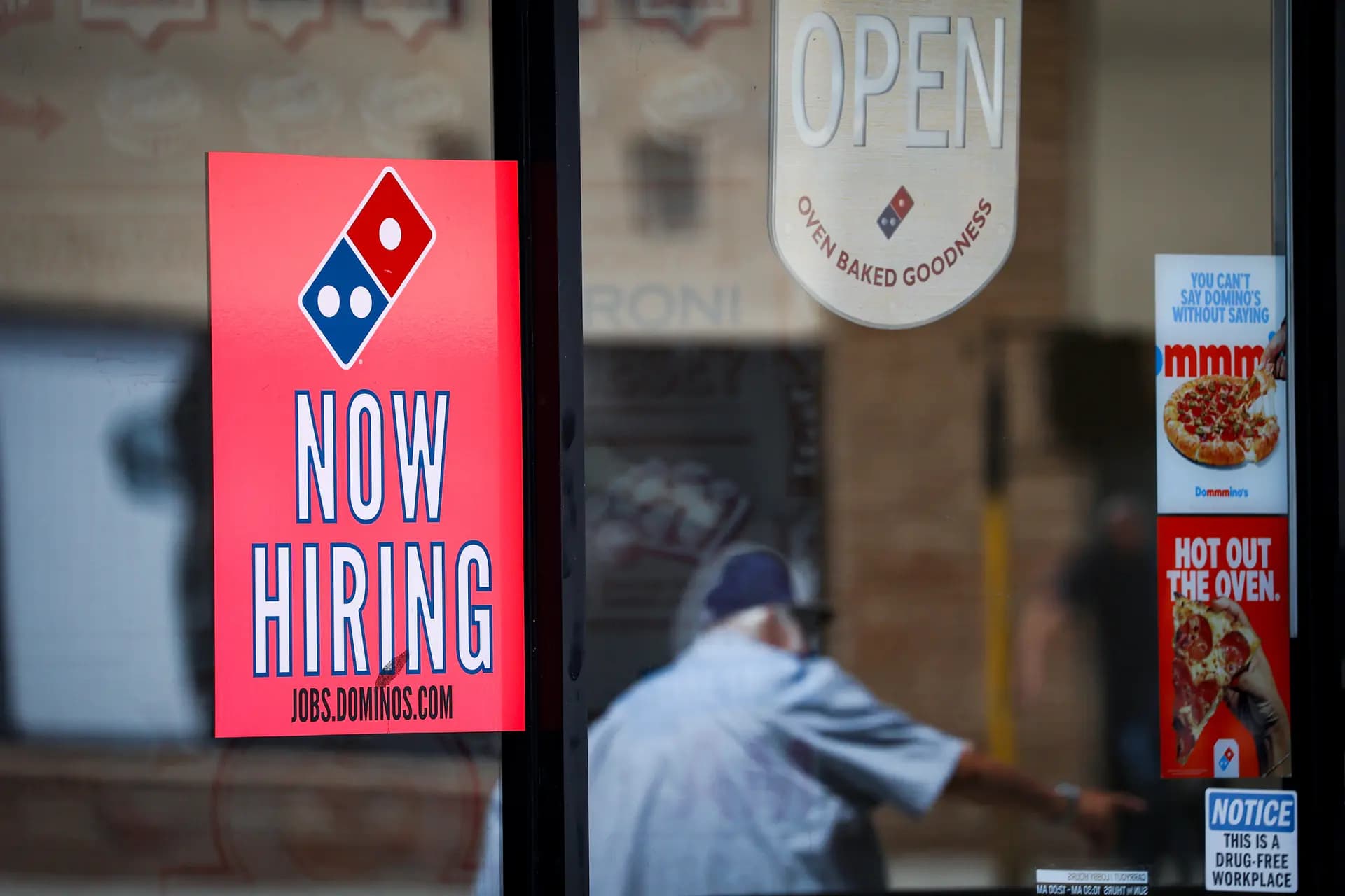 El 5 de junio de 2026, se exhibe un letrero de “Se busca personal” en el escaparate de un restaurante de Domino’s Pizza en Los Ángeles. Una empresa de reubicación laboral utilizó datos de la Oficina de Estadísticas Laborales para pronosticar que los adolescentes obtendrían 790,000 empleos durante mayo, junio y julio, lo que representaría una disminución respecto a los 801,000 del año pasado. (Justin Sullivan/Getty Images).
