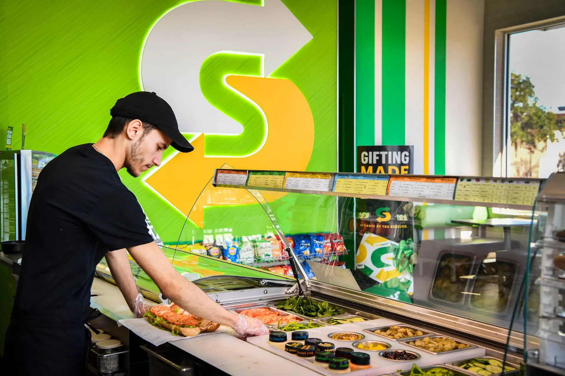 Un empleado trabaja en un restaurante Subway en Crystal River, Florida, el 19 de diciembre de 2023. Una empresa de recolocación ha pronosticado que el empleo para los jóvenes este verano caerá a su nivel más bajo en casi 80 años. (Gerardo Mora/Getty Images para Subway).