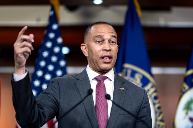 El líder de la minoría en la Cámara de Representantes, Hakeem Jeffries (demócrata por Nueva York), habla con los periodistas antes de un discurso del presidente Donald Trump en el Capitolio en Washington el 16 de julio de 2026. (Foto AP/J. Scott Applewhite).
