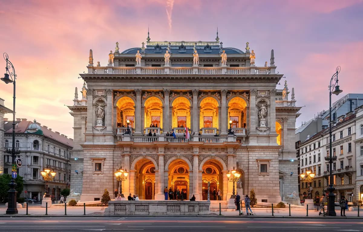 La Ópera Estatal de Hungría cuenta con una gran cantidad de esculturas que la adornan y que representan a compositores y músicos destacados, aquellos que contribuyeron a fortalecer el alma a través de la belleza. (Mitzo/Shutterstock).