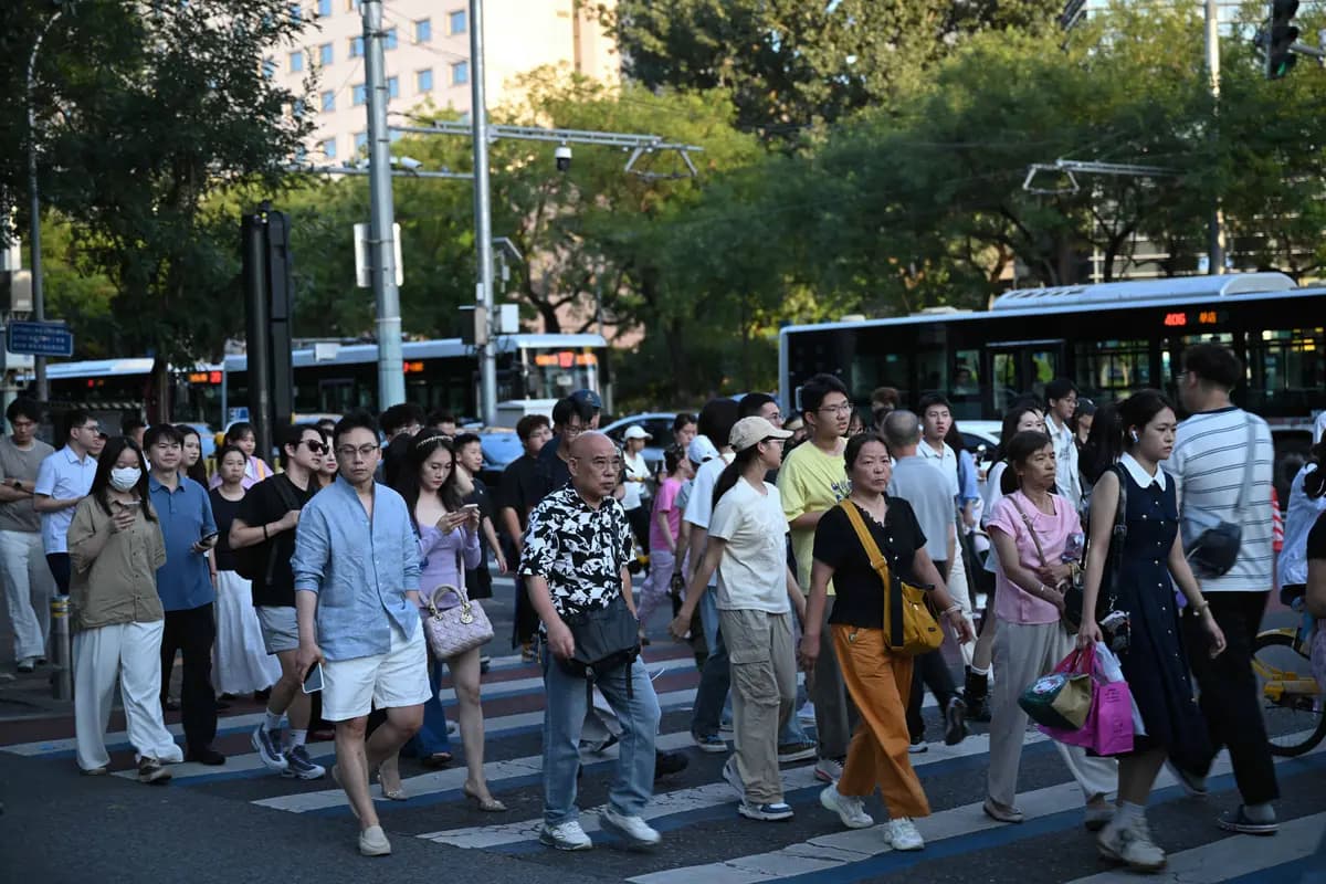 <em>Personas cruzan una calle en Beijing el 16 de agosto de 2026. (Pedro Pardo/AFP vía Getty Images).</em>