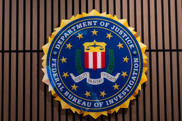 El sello del Buró Federal de Investigaciones (FBI) y del Departamento de Justicia en la sede del FBI en Washington el 4 de agosto de 2026. (Madalina Kilroy/The Epoch Times).