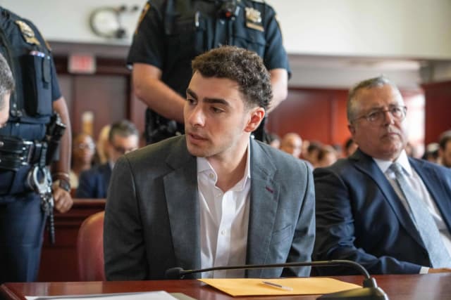 Luigi Mangione comparece en una audiencia preliminar en la Corte Penal de Manhattan, Nueva York, el 11 de agosto de 2026. (Steven Hirsch/New York Post vía AP, Pool)
