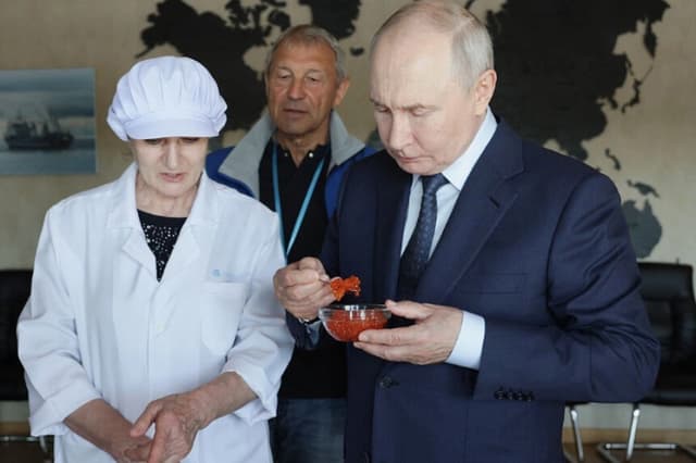 Putin degusta caviar durante su visita a una planta procesadora de pescado en Iturup, una de las cuatro islas en disputa entre Rusia y Japón, el 13 de agosto de 2026. (Gavriil Grigorov/AFP vía Getty Images).