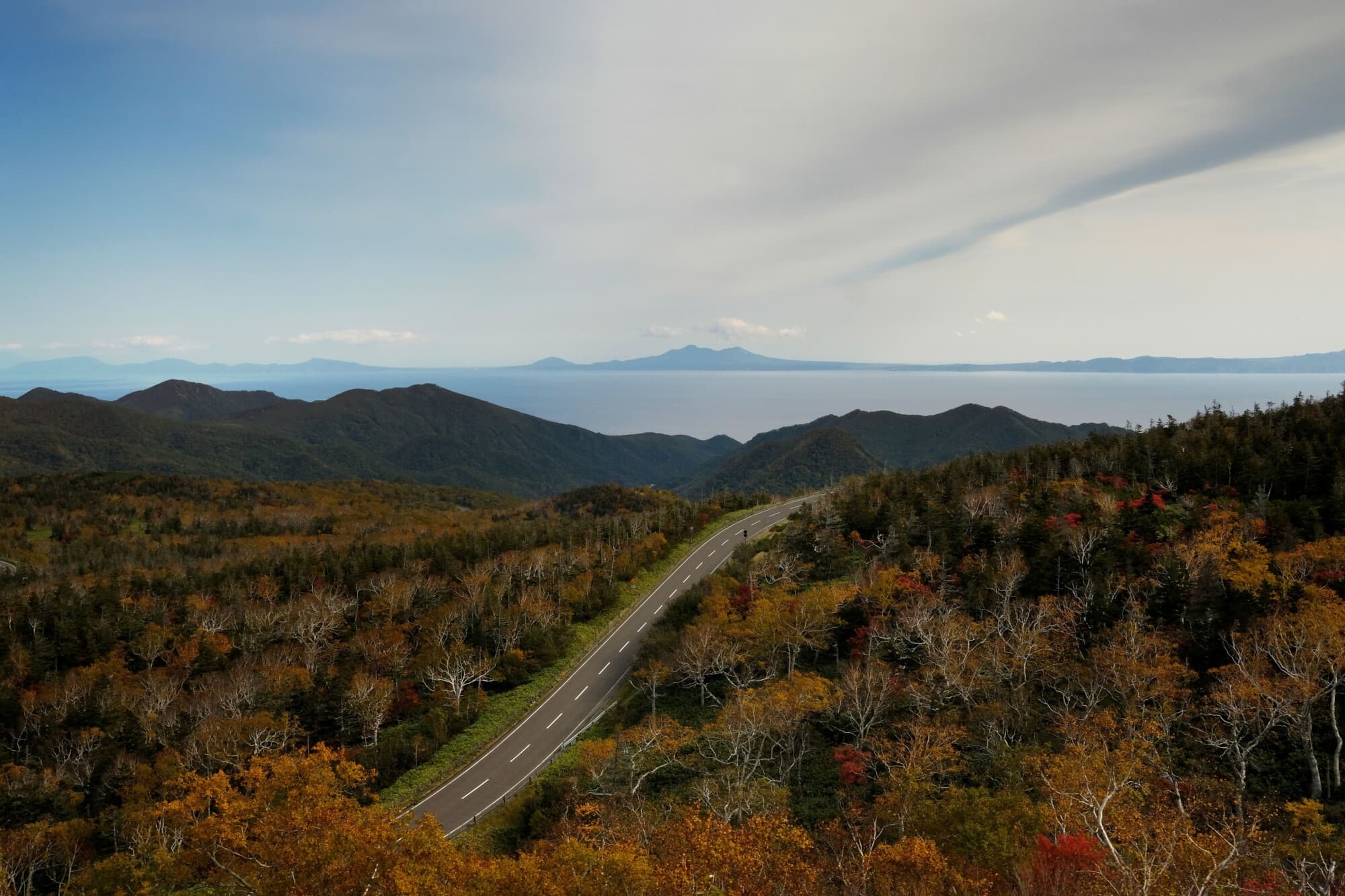 La isla Kunashiri (arriba), parte de un archipiélago bajo control ruso, se ve desde un paso de montaña en Rausu, prefectura de Hokkaido, el 10 de octubre de 2018. (Kazuhiro Nogi/AFP vía Getty Images).