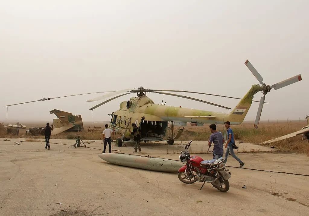 Periodistas toman fotos de miembros de la filial siria de Al-Qaeda y sus aliados después de que tomaran el aeropuerto militar de Abu Duhur, en el noroeste de la provincia de Idlib, el 9 de septiembre de 2015. (Foto de Omar Haj Kadour/AFP)