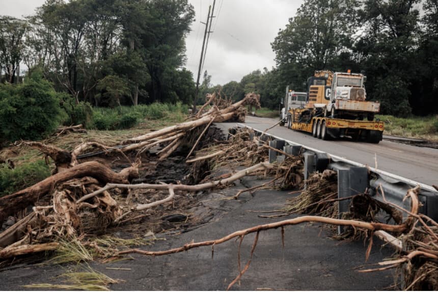 Se observan escombros a lo largo de la carretera Hawaiʻi Belt Road cerca de Pahala, Hawái, el domingo 16 de agosto de 2026, tras el paso de un sistema meteorológico severo por la zona. (Stephen Lam/San Francisco Chronicle vía AP).