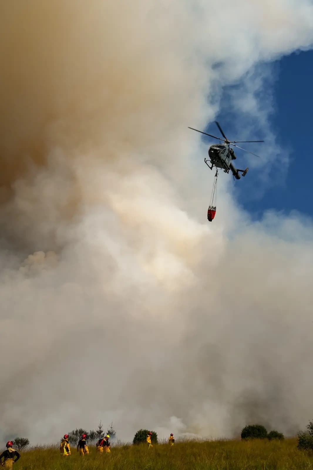 Un helicóptero ayuda a los bomberos en las Altas Fens de Bélgica el 15 de agosto de 2026.(Cortesía de VHP)