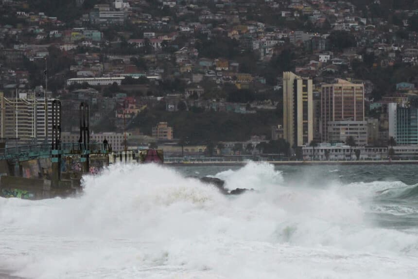 En la imagen se ven fuertes olas cerca de la costa de Viña del Mar, Chile, el 12 de junio de 2024. (RODRIGO ARANGUA/AFP vía Getty Images)
