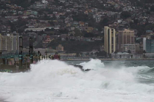En la imagen se ven fuertes olas cerca de la costa de Viña del Mar, Chile, el 12 de junio de 2024. (RODRIGO ARANGUA/AFP vía Getty Images)