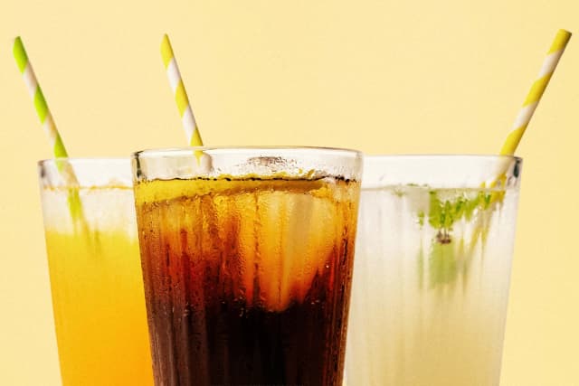 Las bebidas azucaradas se asocian a un mayor riesgo de hipertensión arterial décadas después. (A.Marrupe/Shutterstock).
