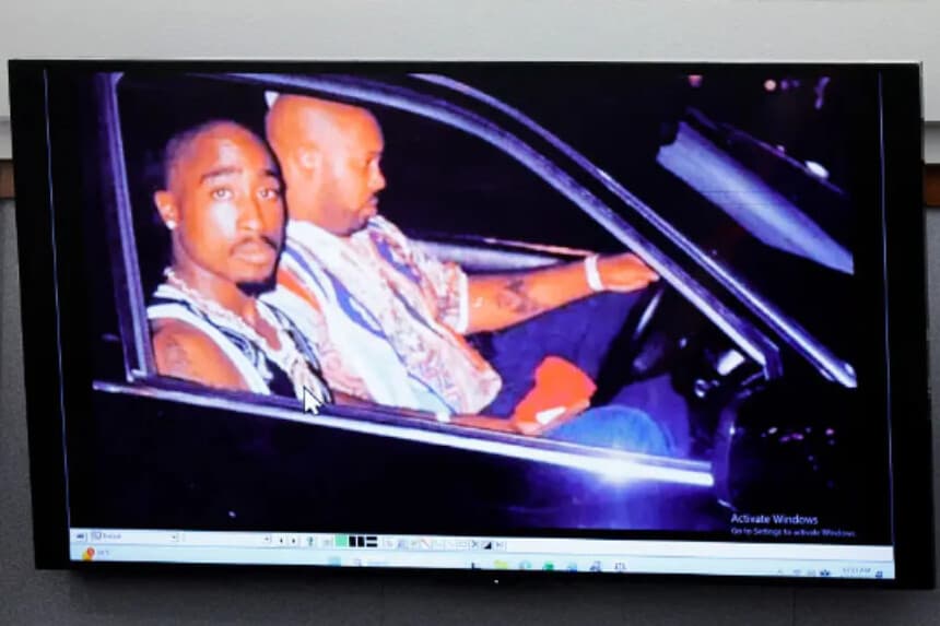 Una foto de 1996 del rapero Tupac Shakur (izq.) y Marion “Suge” Knight se exhibe durante el juicio por asesinato de Duane Davis, relacionado con la muerte del rapero, en un tribunal de Las Vegas, Nevada, el 17 de agosto de 2026. (Steve Marcus/AFP vía Getty Images).
