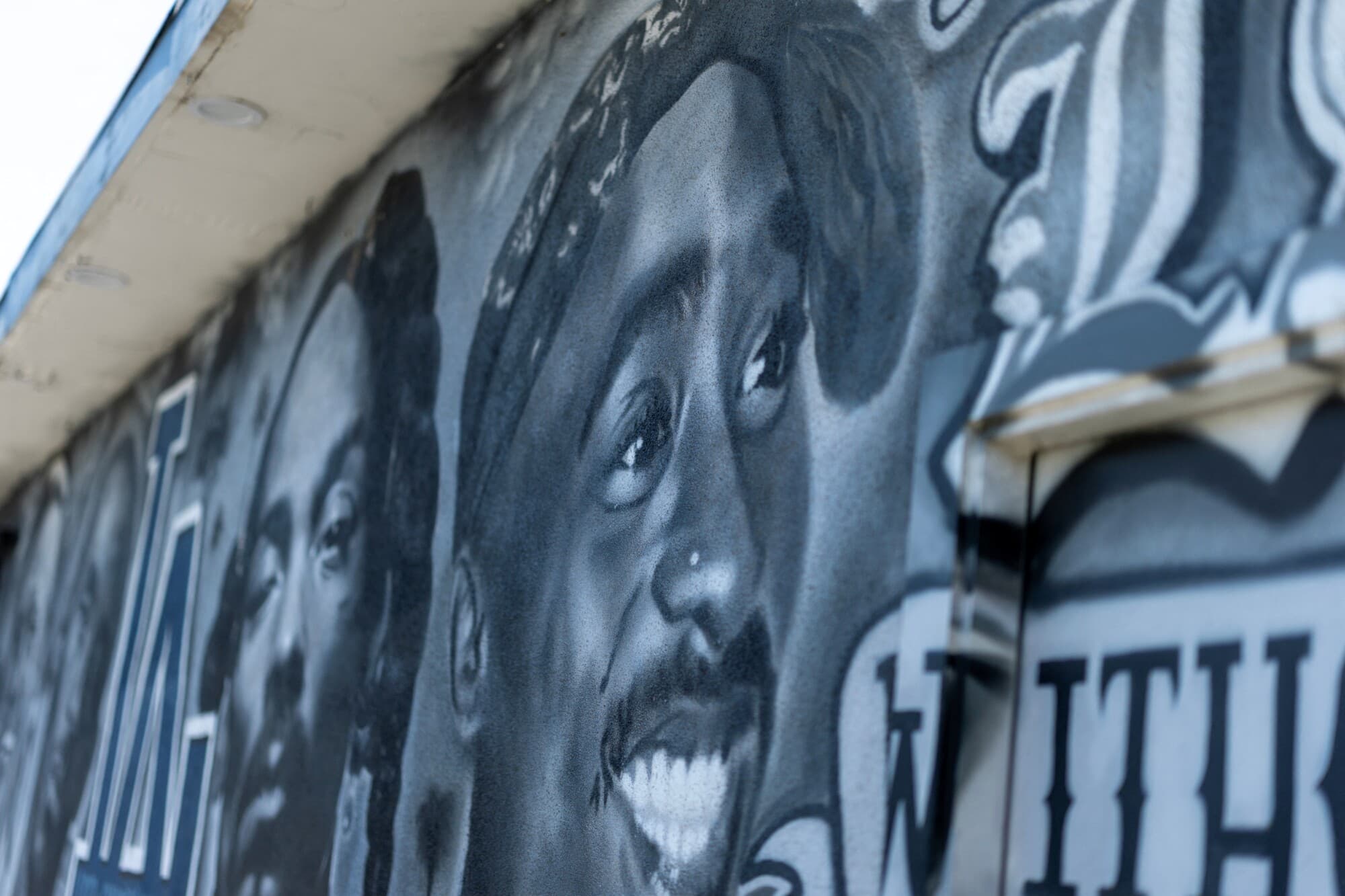 Un mural que representa al fallecido rapero Tupac Shakur en la fachada de un edificio en Bellflower, California, el 10 de agosto de 2026. (Mike Blake/Reuters).