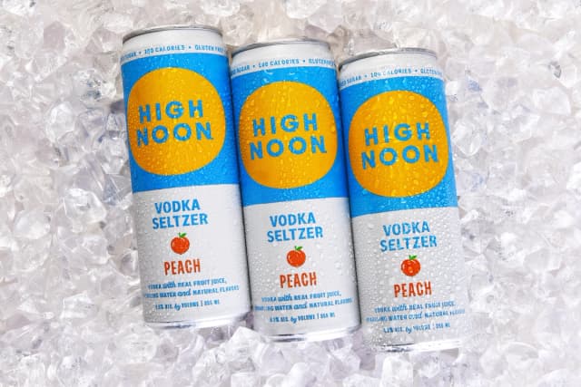 Una de las bebidas listas para consumir (RTD) más distribuidas se llama High Noon, un hard seltzer con sabor producido por Gallo, la bodega de Modesto. (Steve Cukrov/Shutterstock).