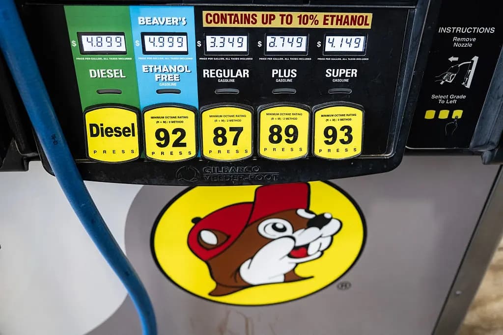 Los precios de la gasolina se muestran en un surtidor de una estación de servicio Buc-ee’s en Katy, Texas, el 17 de agosto de 2026. (Ronaldo Schemidt/AFP vía Getty Images)