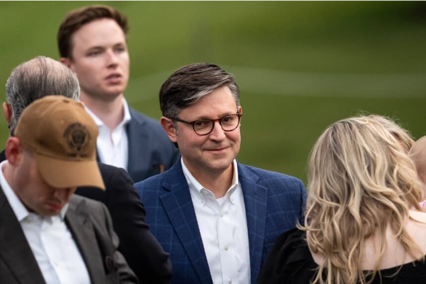 El presidente de la Cámara de Representantes, Mike Johnson (republicano por Luisiana), asiste al picnic anual del Congreso en el jardín sur de la Casa Blanca en Washington el 19 de mayo de 2026. (Madalina Kilroy/The Epoch Times).