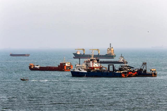 Barcos anclados en el Estrecho de Ormuz, frente a la costa de Bandar Abbas, Irán, el 10 de agosto de 2026. (Ali Saeedi/Getty Images)
