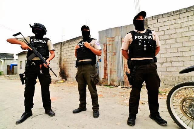 Agentes de policía, Ecuador, el 9 de diciembre de 2024. (Foto de MARCOS PIN/AFP vía Getty Images)