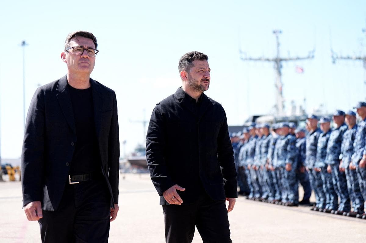 El primer ministro británico Andy Burnham (izquierda) camina junto al presidente ucraniano Volodímir Zelenski (derecha) en una base naval de Portsmouth, Inglaterra, el 27 de julio de 2026. (Aaron Chown/Getty Images).