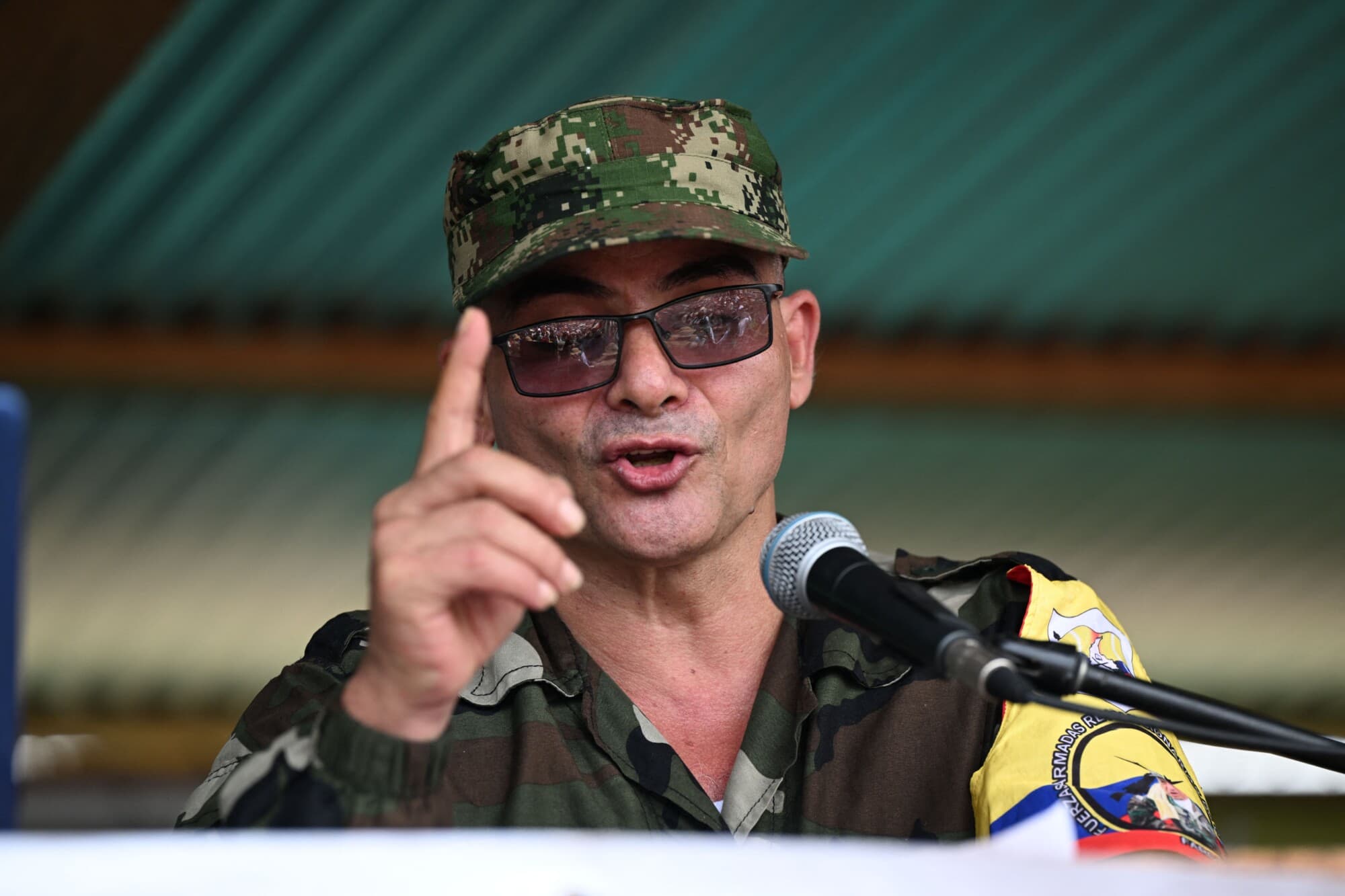 El principal comandante de la disidencia de las FARC-EP, conocido como Iván Mordisco (C), habla durante un encuentro con comunidades locales en San Vicente del Caguán, departamento del Caquetá, Colombia, el 16 de abril de 2023. (JOAQUÍN SARMIENTO/AFP vía Getty Images)