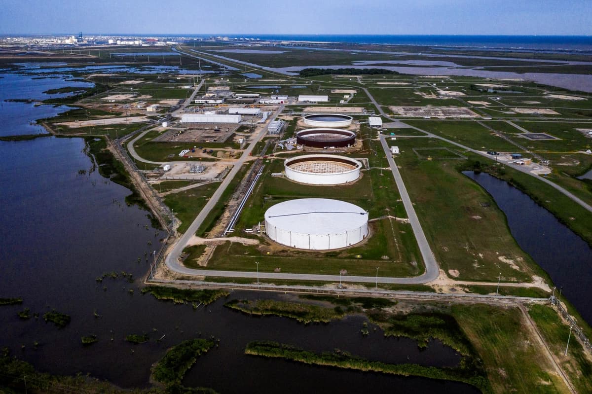 La Reserva Estratégica de Petróleo Bryan Mound, una instalación de almacenamiento de petróleo, se ve desde Freeport, Texas, el 27 de abril de 2020. (Adrees Latif/Reuters).