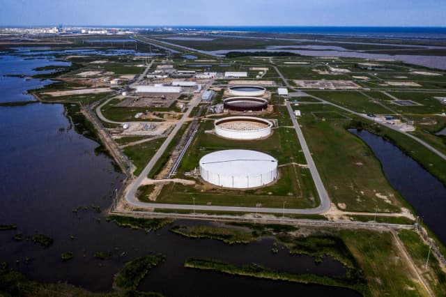 La Reserva Estratégica de Petróleo Bryan Mound, una instalación de almacenamiento de petróleo, se ve desde Freeport, Texas, el 27 de abril de 2020. (Adrees Latif/Reuters).