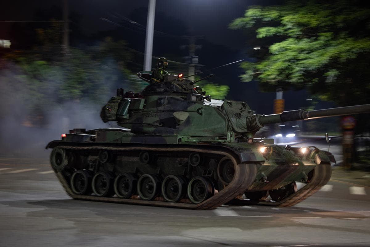 Un carro de combate principal M60A3 Patton del Ejército de la República de China maniobra por la noche durante el ejercicio militar anual Han Kuang de Taiwán, celebrado en agosto de 2026. (Cortesía de la Agencia de Noticias Militares de la República de China).