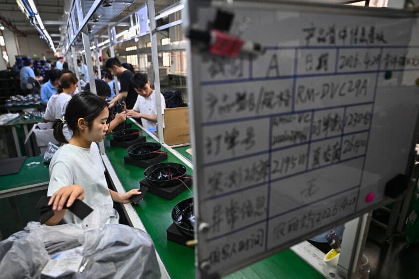 Empleados trabajando en la línea de producción de aspiradoras en Foshan, provincia de Guangdong, China, el 28 de abril de 2026. (Pedro Pardo/ AFP vía Getty Images).
