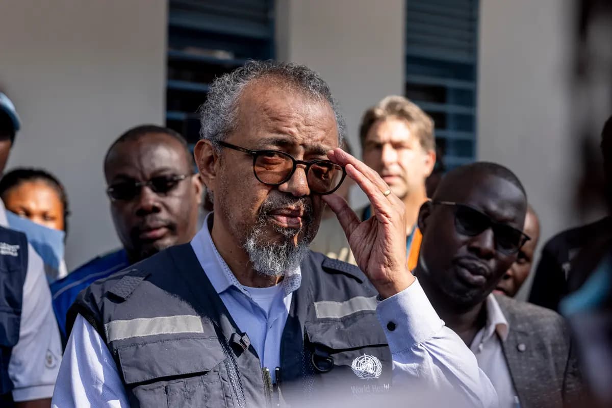 <em>El director general de la Organización Mundial de la Salud, Tedros Adhanom Ghebreyesus, en Bunia, Congo, el 31 de mayo de 2026. (Michel Lunanga/Getty Images).</em>